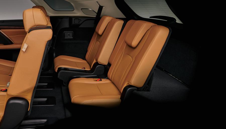 Интерьер Lexus RX450hL 2019 года  (JP) (фото 2 из 10)